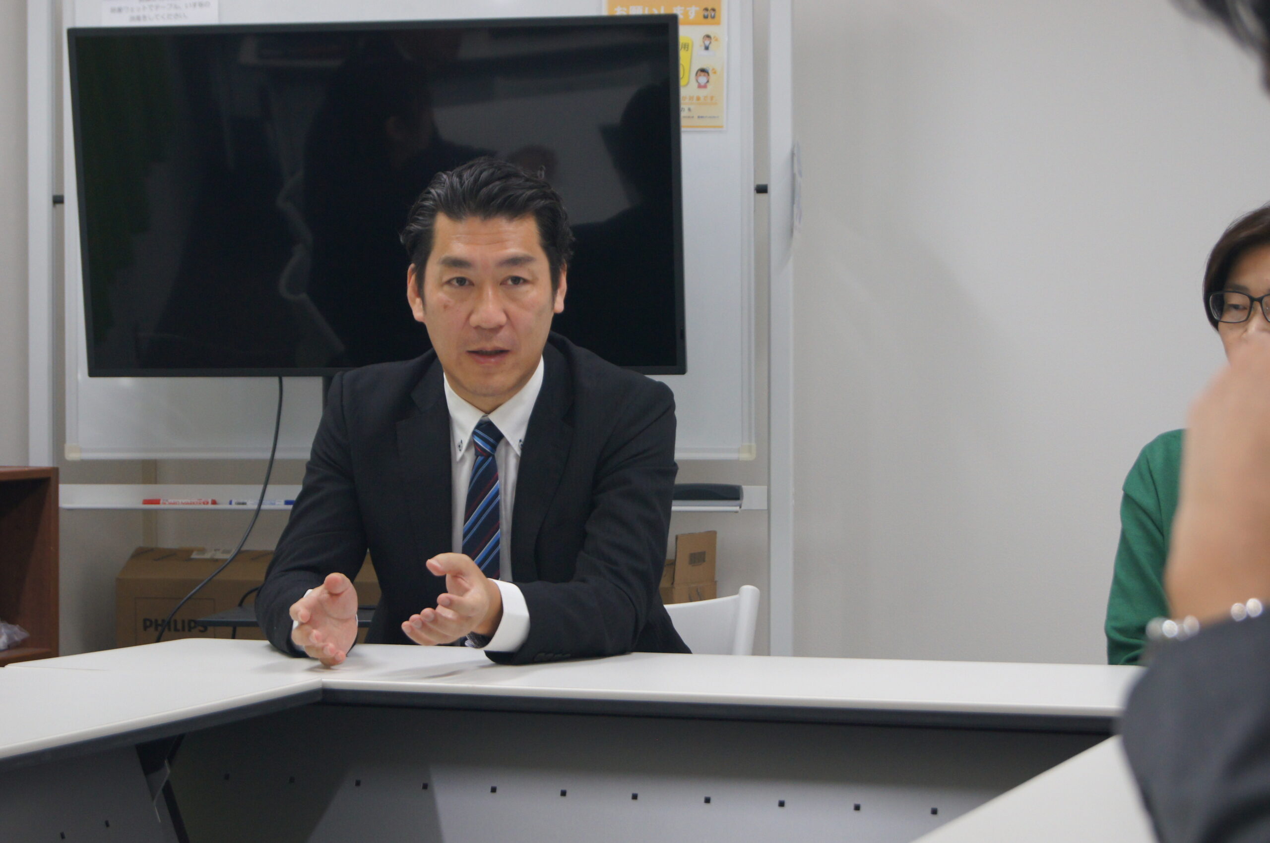 会議室で話し合いしている様子